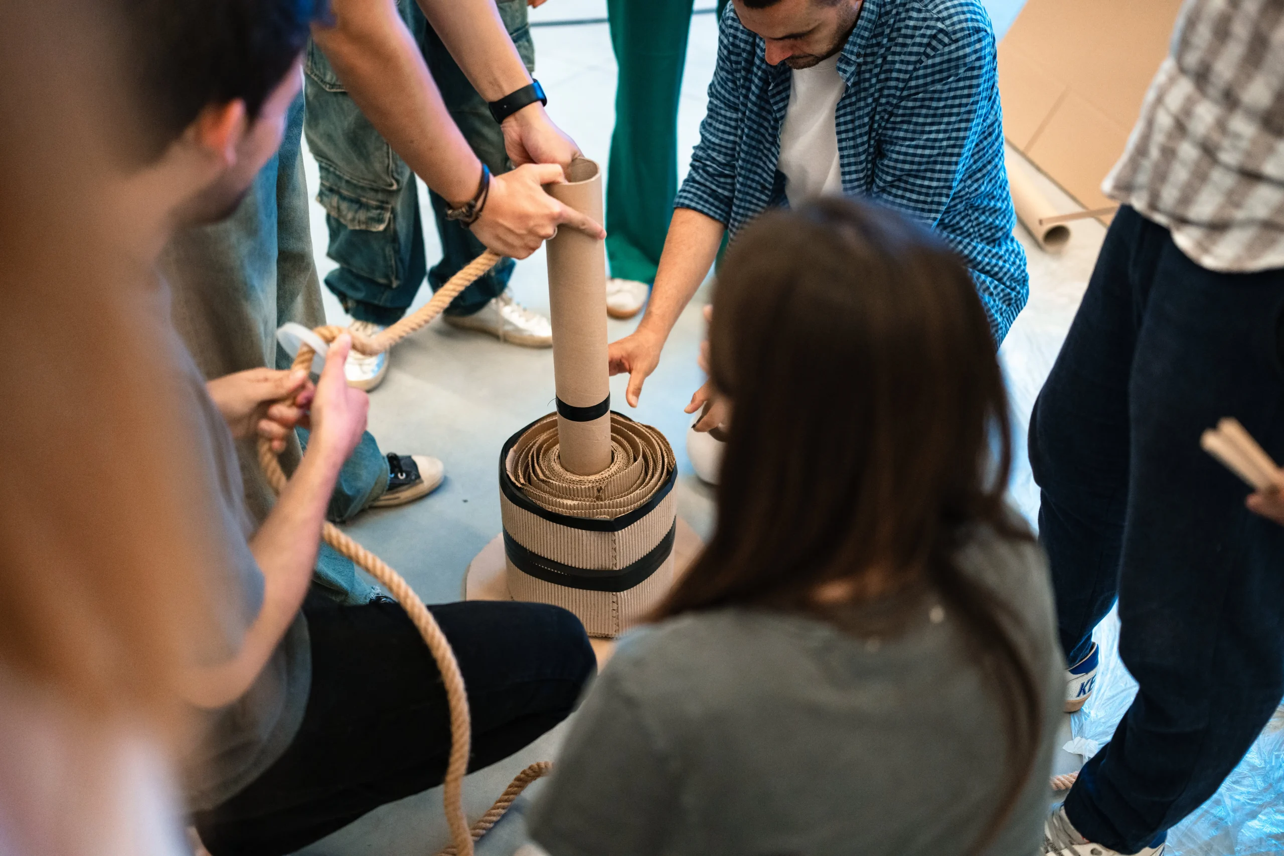 persone che svolgono un esercizio di teambuilding