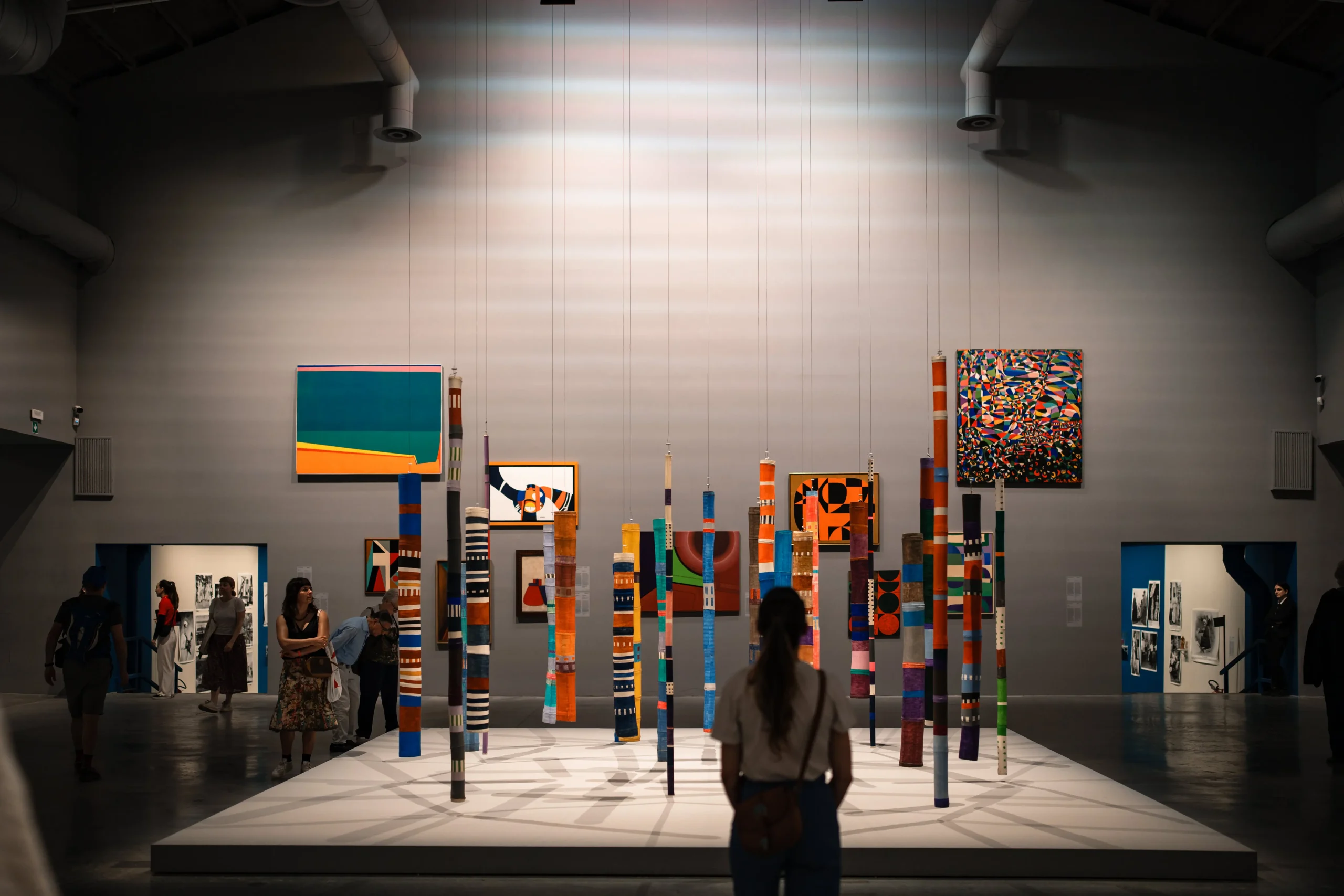 Donna che osserva un'opera di arte moderna