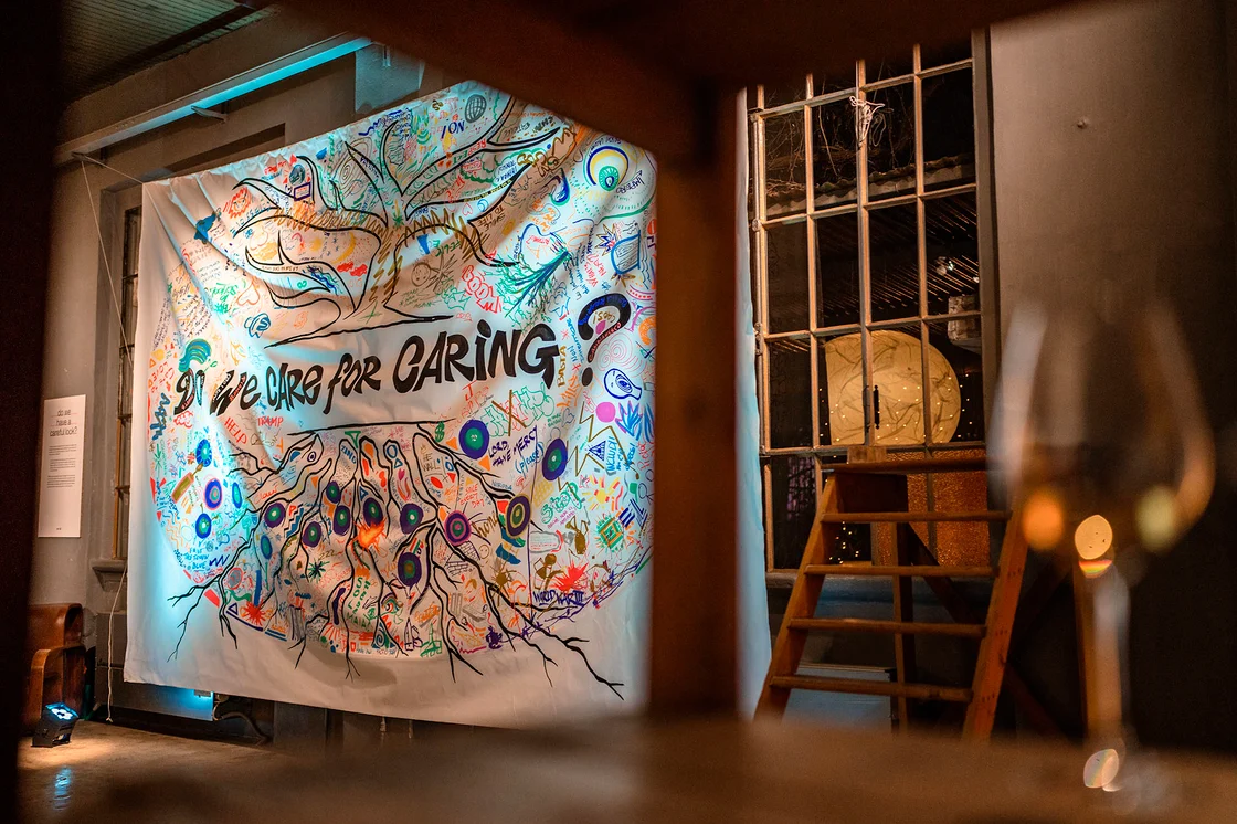 Immagine Wyde Night con un grande striscione in cui c'è scritto "We care for caring"