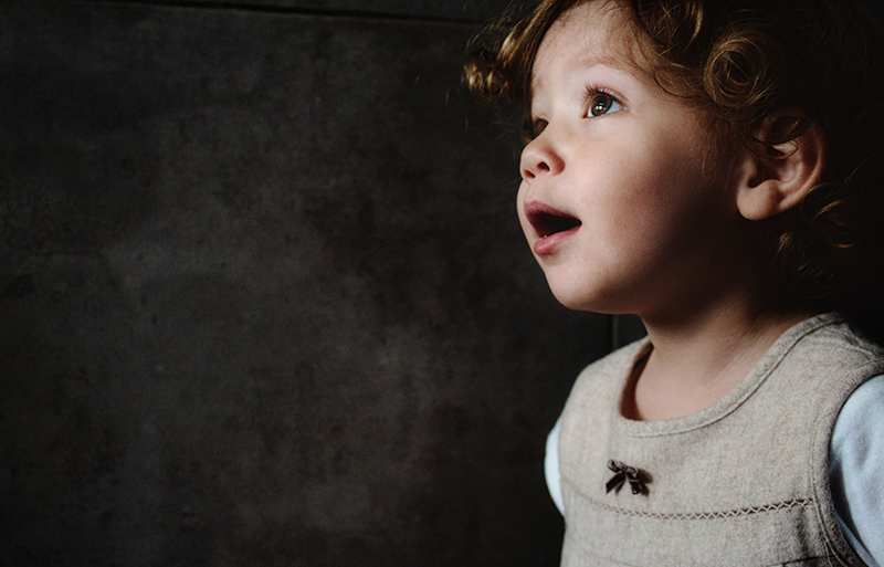 Bambina con espressione fissa ad osservare