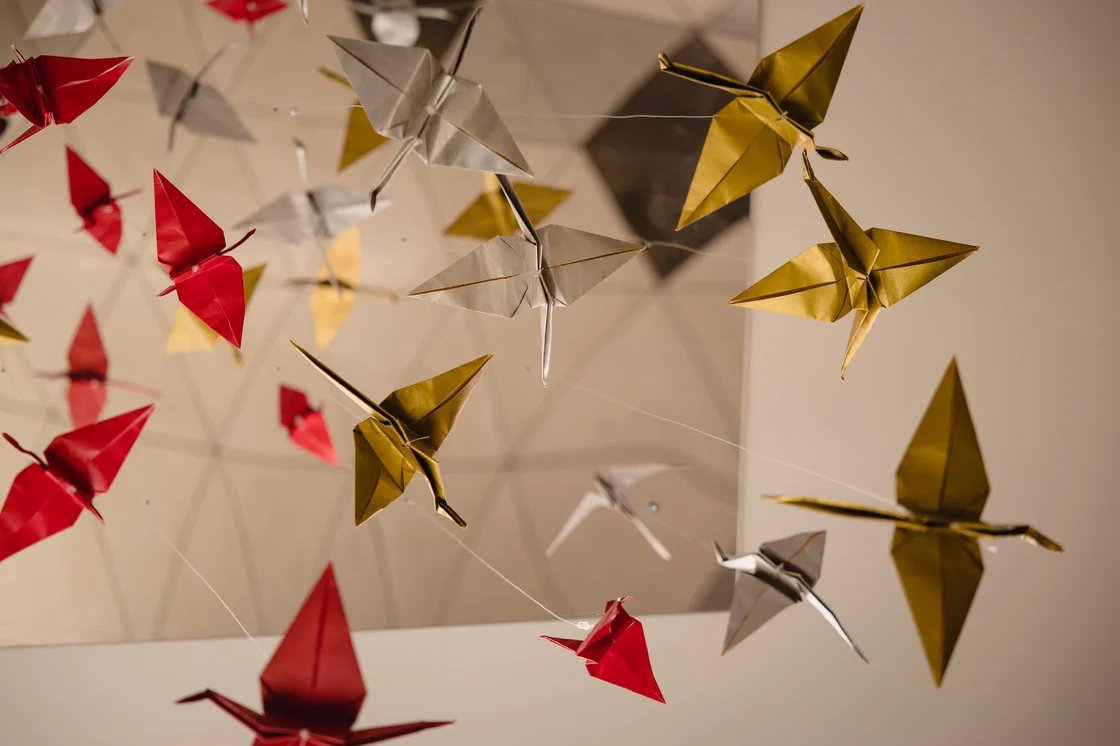 Foto di origami colorati che volano