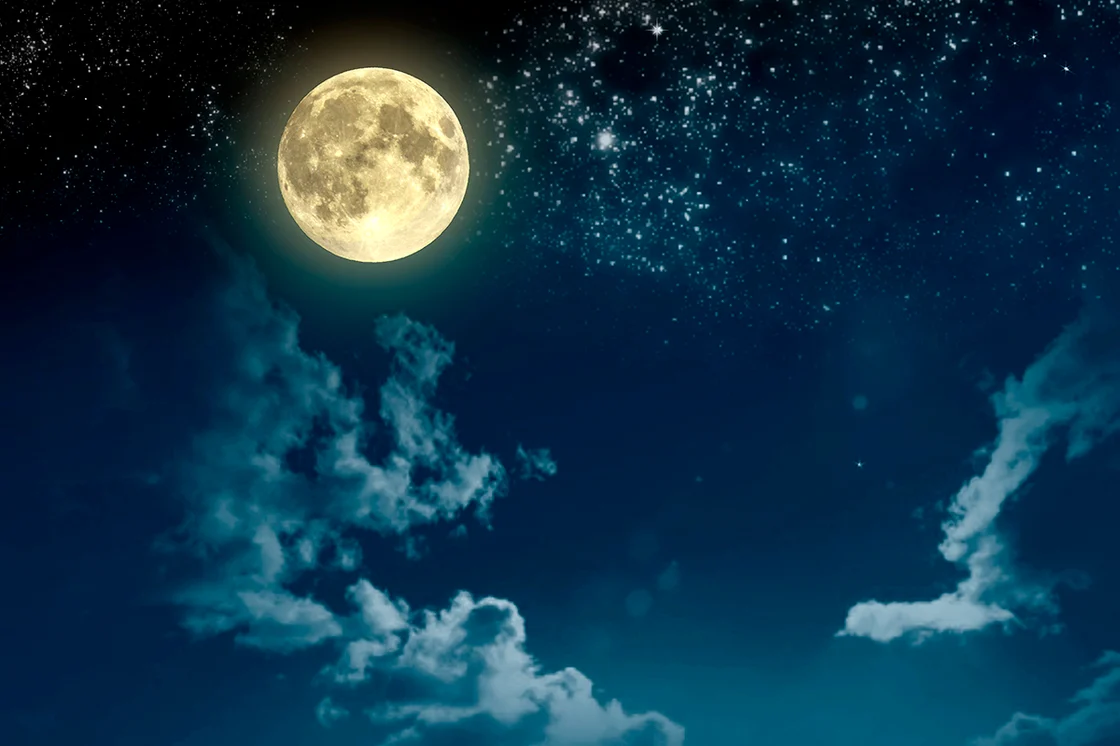 Cielo di notte con luna piena