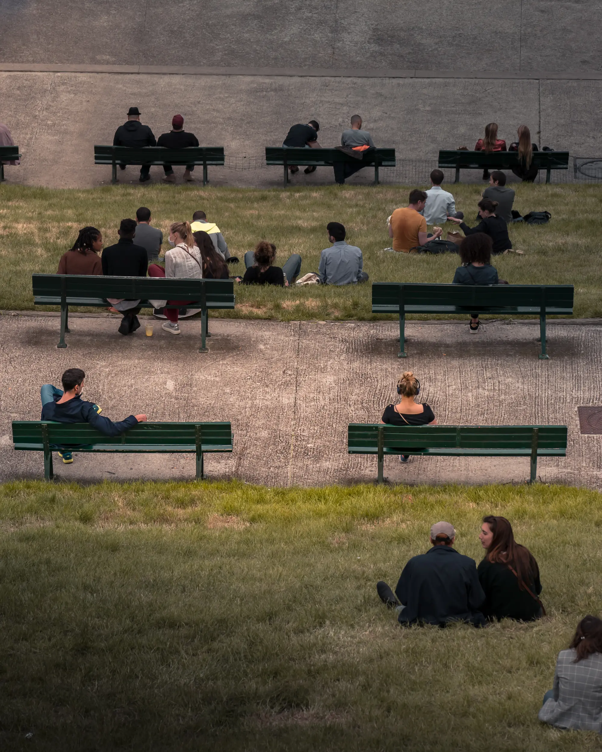 Persone sulle panchine in riva alla senna a Parigi